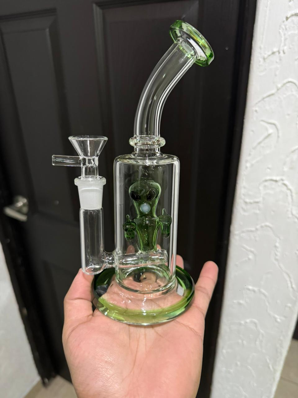 Bong Alien Señalando Vidrio