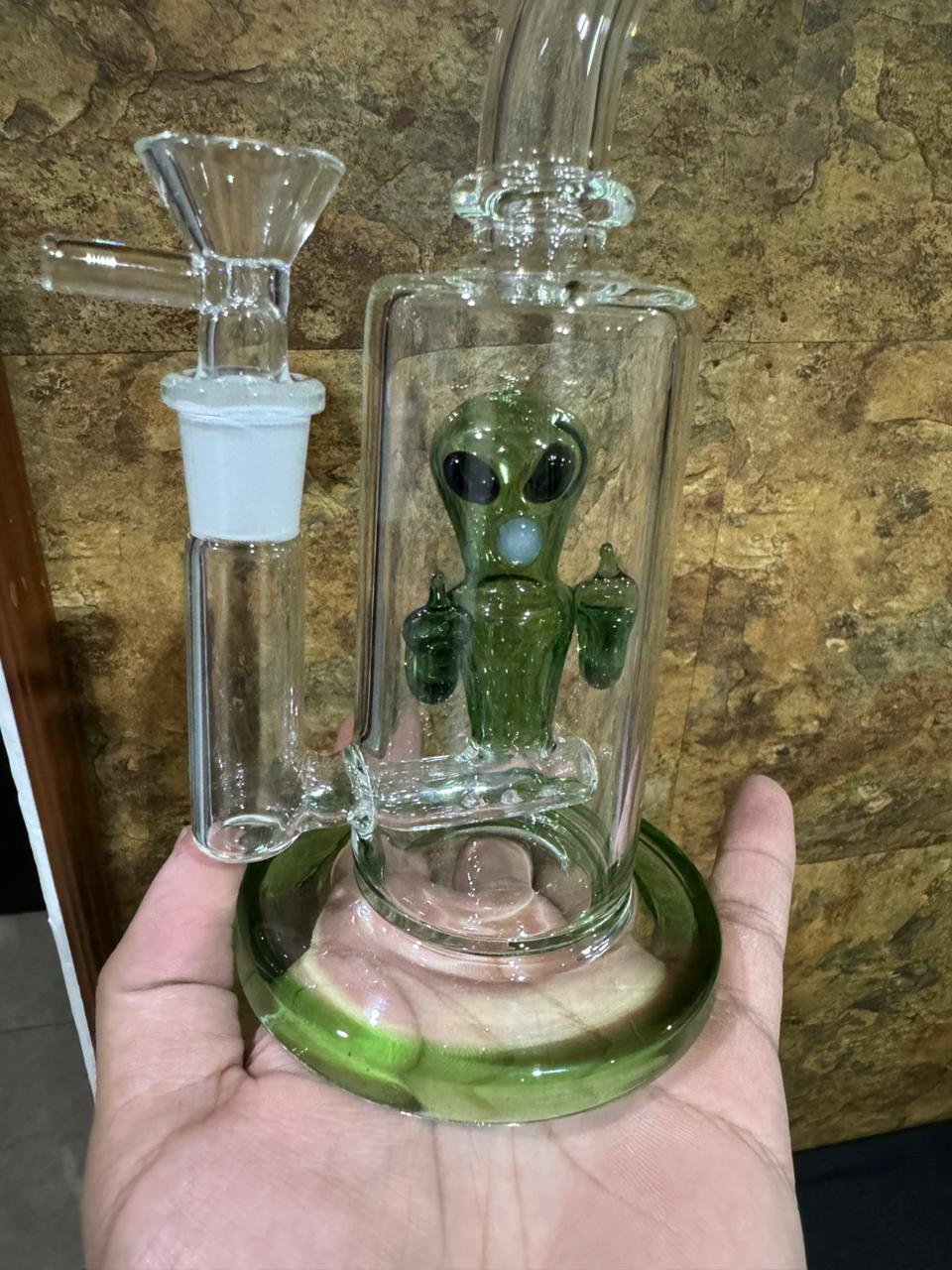 Bong Alien Señalando Vidrio