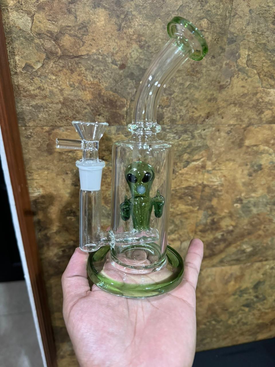 Bong Alien Señalando Vidrio